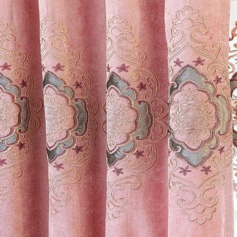Rideau rose décoratif avec motifs raffinés et broderies élégantes, idéal pour sublimer un intérieur chaleureux et apporter une touche d'élégance à votre espace de vie.