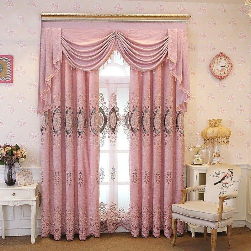 Rideaux élégants roses pour salon, décoration raffinée avec motif floral, parfaits pour créer une ambiance chaleureuse et sophistiquée. Idéal pour embellir les fenêtres et apporter une touche de charme à votre intérieur.
