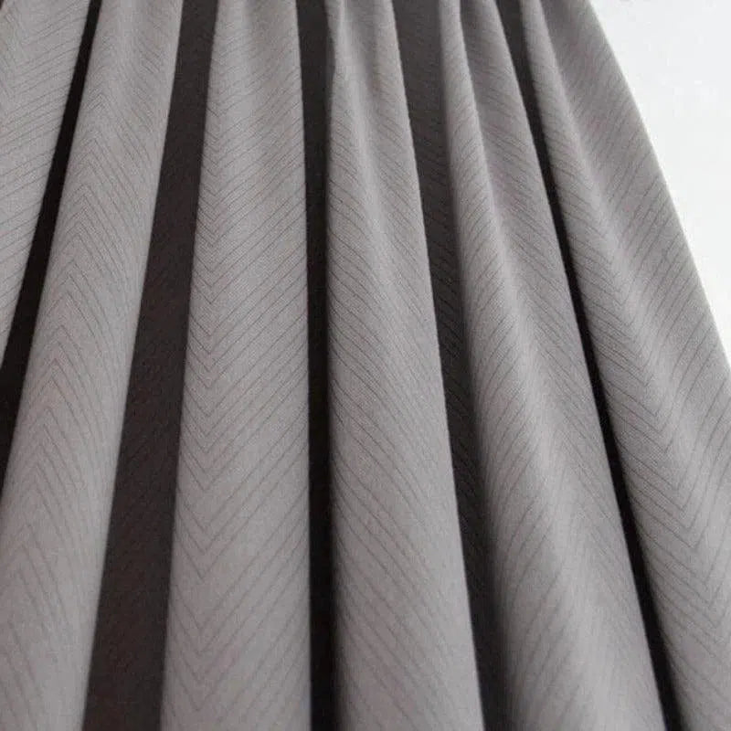 Rideau plissé gris élégant, idéal pour ajouter une touche moderne et sophistiquée à votre intérieur. Parfait pour la décoration de salon ou de chambre, il offre une excellente occultation tout en apportant du style à vos espaces de vie. Facile à installer, ce rideau s'harmonise avec diverses palettes de couleurs. Solution parfaite pour rehausser votre décoration intérieure tout en assurant intimité et confort.