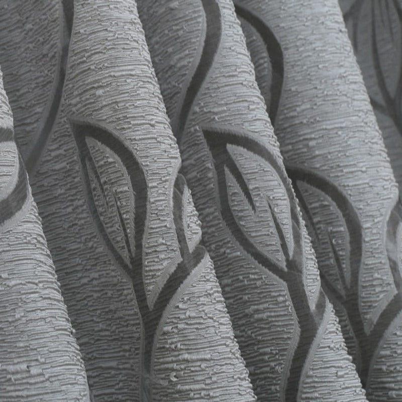 Rideau gris avec motif de feuilles en relief, design moderne et élégant, idéal pour salon ou chambre.