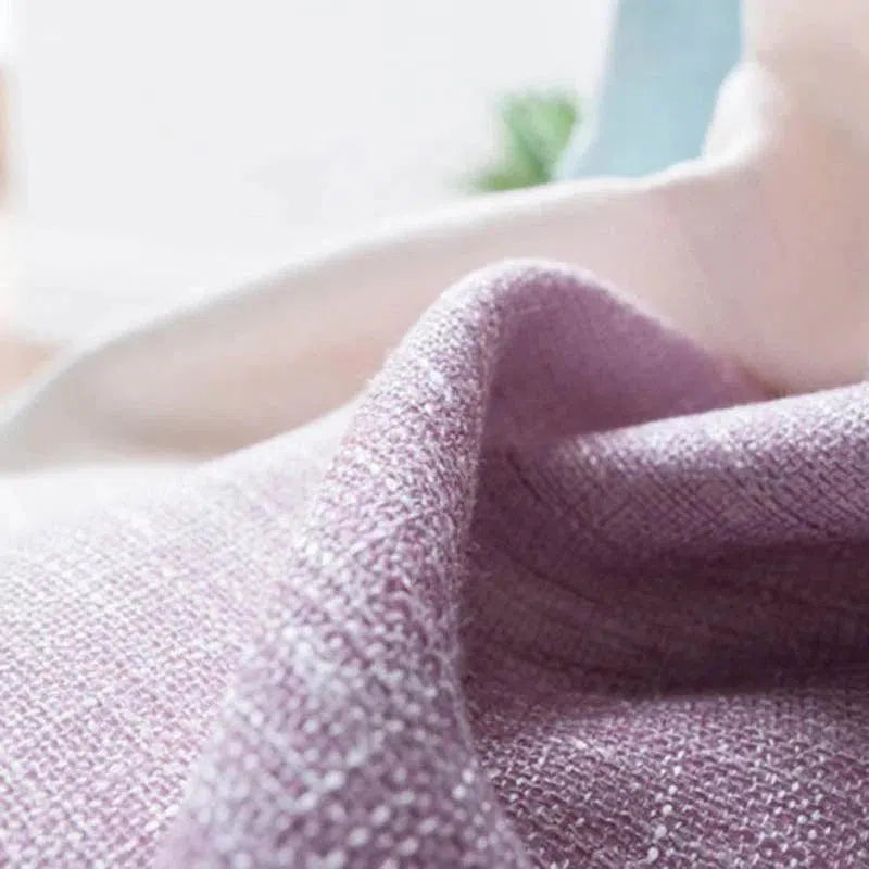 Image d'un tissu violet élégant, capturant son aspect raffiné et délicat, idéal pour la décoration intérieure ou la confection de vêtements tendance. Les nuances douces et pastel séduisent par leur allure moderne et chic.