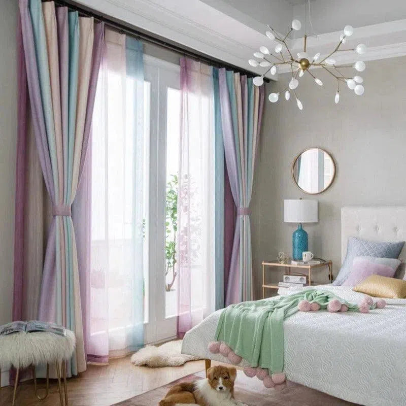 Chambre élégante et lumineuse avec une décoration intérieure moderne et apaisante, dotée de rideaux multicolores et d'un lustre design. Un petit chien est couché sur le sol, ajoutant une touche chaleureuse à cet espace accueillant. Atmosphère parfaite pour la détente et le confort, idéal pour une inspiration déco chic et contemporaine.