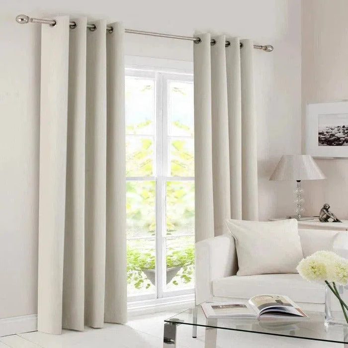 Rideaux élégants pour salon moderne, offrant une ambiance lumineuse et épurée. Parfaits pour une décoration intérieure contemporaine, ces rideaux ajoutent une touche de sophistication à votre espace de vie. Idéals pour une fenêtre de grande taille, ils complètent parfaitement un ameublement minimaliste.