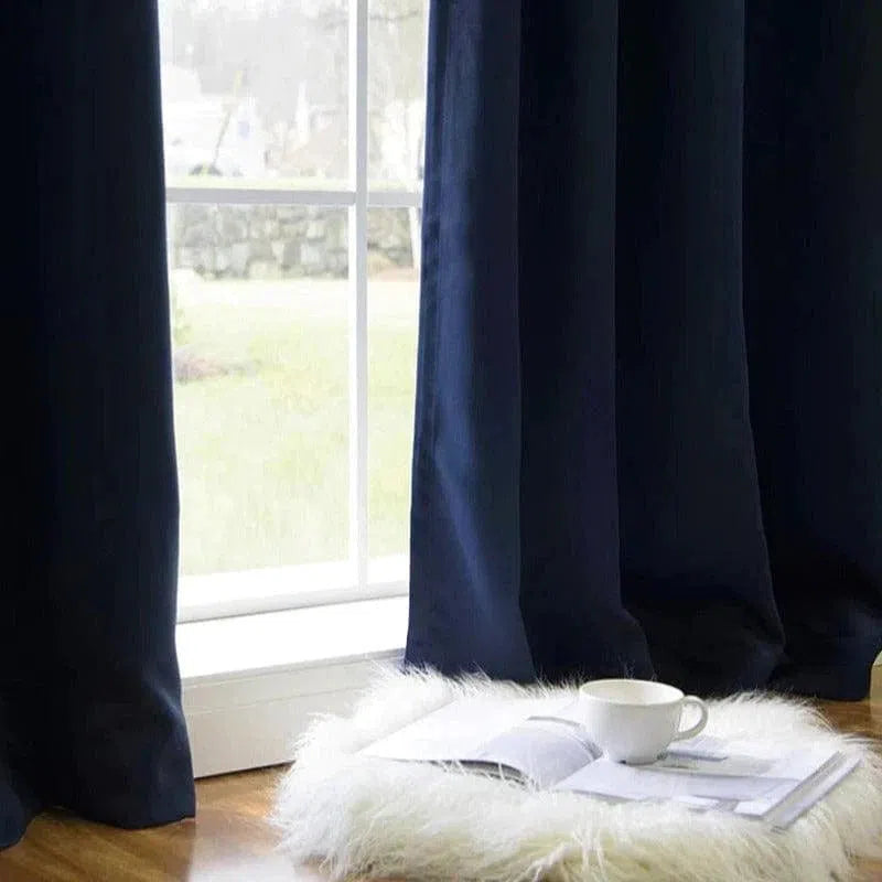Rideaux élégants de couleur sombre ornant une fenêtre lumineuse, parfaits pour créer une atmosphère chic et moderne dans votre intérieur. Accessoire idéal pour réguler la lumière naturelle tout en ajoutant une touche de sophistication à votre salon ou chambre à coucher.