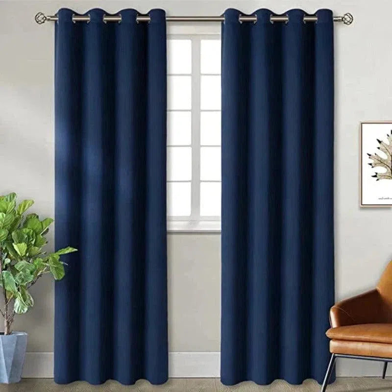 Rideaux occultants bleu marine élégants pour salon ou chambre, idéal pour créer une ambiance cosy et moderne. Offrent une isolation thermique et phonique, adaptés pour toutes les saisons. Installation facile avec des œillets métalliques robustes. Parfaits pour ajouter une touche de sophistication à votre intérieur.