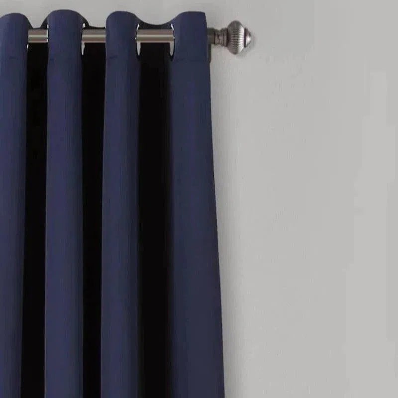 Rideau de couleur sombre sur tringle argentée installé dans un intérieur moderne. Idéal pour ajouter une touche élégante et sophistiquée à votre décoration de fenêtre. Parfait pour les chambres, salons ou bureaux nécessitant une ambiance chaleureuse. Solution pratique pour contrôler la luminosité et préserver l'intimité de votre espace.