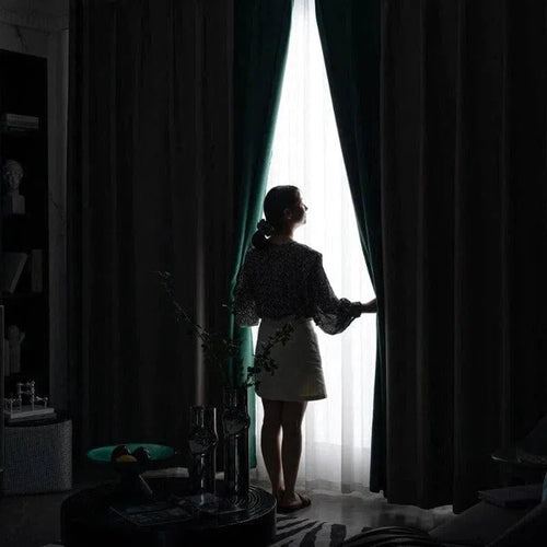 Femme ouvrant des rideaux sombres dans un salon élégant, permettant à la lumière naturelle d'entrer. Ambiance harmonieuse grâce à la décoration intérieure moderne. Atmosphère accueillante et chic, idéale pour profiter de moments de détente à la maison.