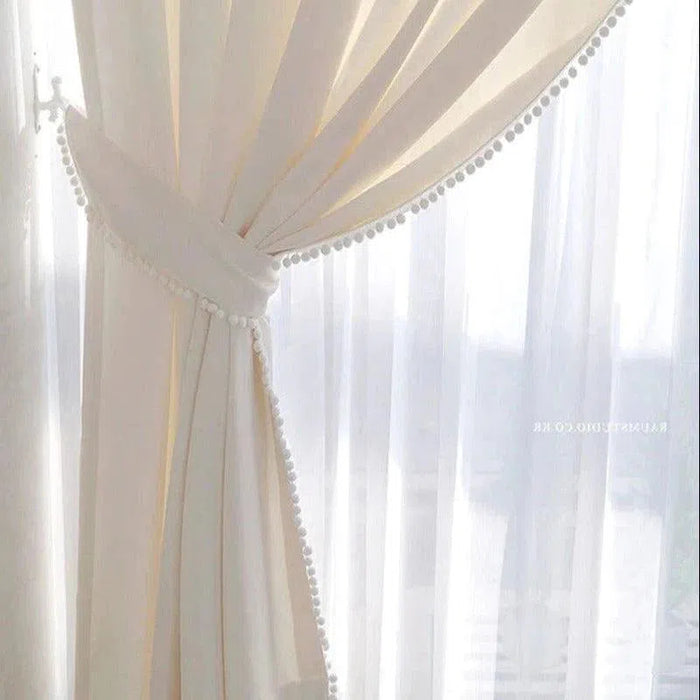 Rideau blanc élégant avec bordure à pompons décoratifs, parfait pour ajouter une touche sophistiquée à tout intérieur. Rideau lumineux idéal pour salon ou chambre, offrant une ambiance douce et accueillante. Accessoire de décoration maison chic et moderne.