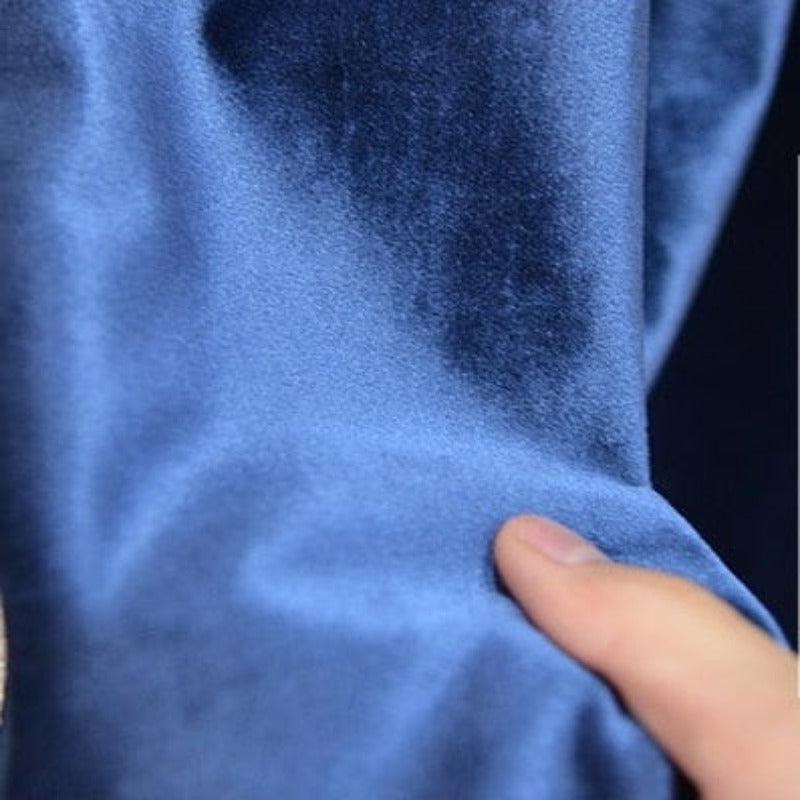 Tissu bleu élégant pour vêtements et décoration, parfait pour créations sur mesure et design intérieur. Idéal pour personnaliser votre style avec une touche de sophistication et de raffinement. Couleur profonde et captivante pour un rendu visuel unique.