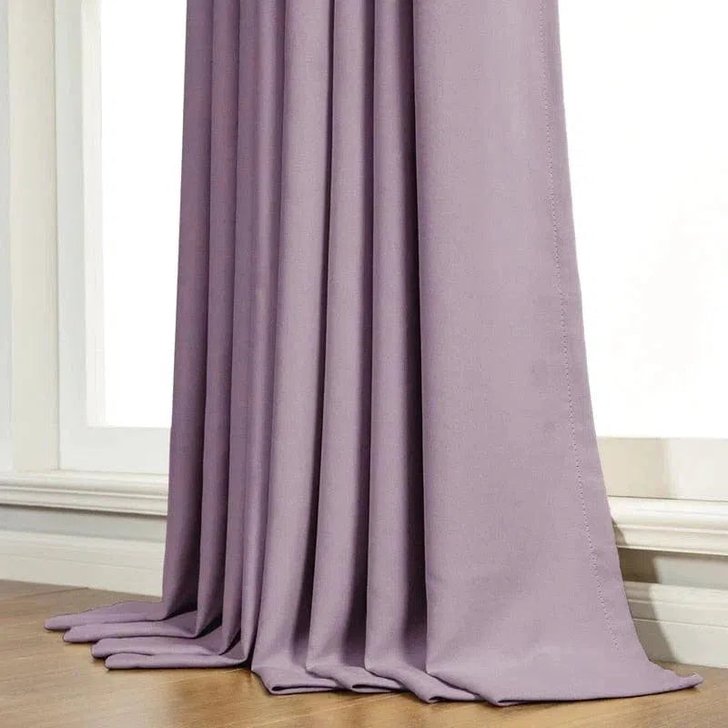 Rideau violet élégant pour salon moderne mettant en valeur une décoration intérieure sophistiquée, idéal pour filtrer la lumière tout en ajoutant une touche de couleur subtile à votre espace de vie.