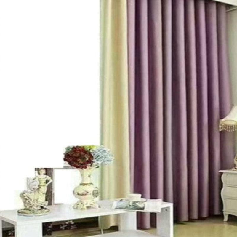 Rideaux élégants en couleurs lilas et crème pour un salon moderne. Décoration intérieure chic avec une table blanche ornée d'un vase fleuri et d'une lampe sophistiquée. Solution idéale pour ajouter une touche de chaleur et de style à votre pièce.