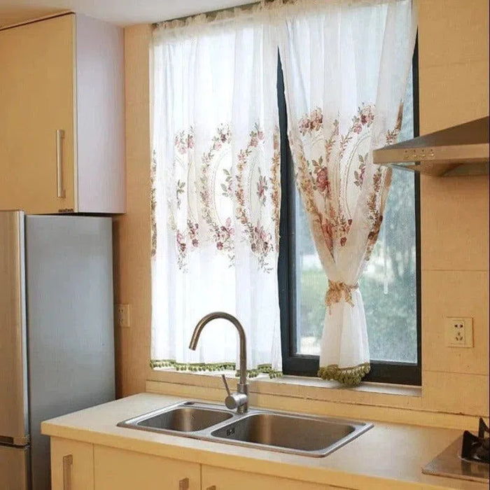 Rideaux de cuisine élégants avec motifs floraux, idéal pour ajouter une touche de charme à votre espace. Ces rideaux apportent une ambiance chaleureuse et accueillante tout en préservant votre intimité. Parfait pour les fenêtres de cuisine, cet accessoire décoratif complète parfaitement un intérieur moderne ou traditionnel.