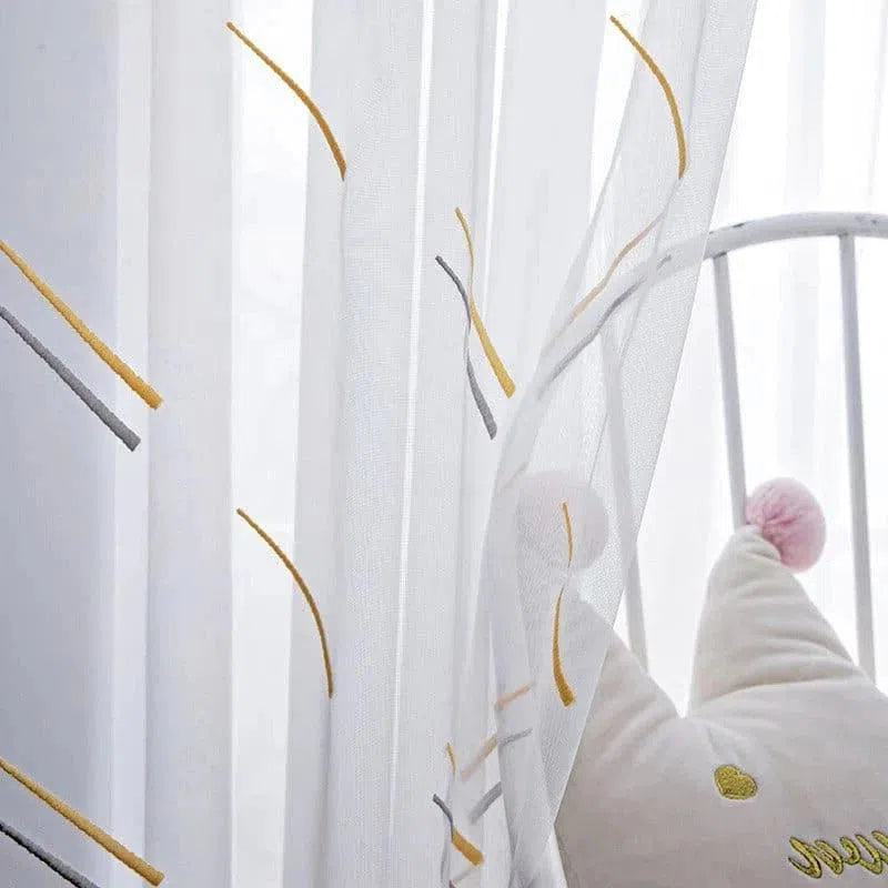 Voilage moderne avec motifs géométriques subtils, idéal pour une décoration intérieure élégante et contemporaine. Ce rideau transparent apporte une touche délicate et lumineuse à votre pièce, tout en préservant votre intimité. Parfait pour les chambres ou le salon, ce voilage s'accorde avec divers styles décoratifs. Transformez votre espace avec ce voilage tendance et fonctionnel.