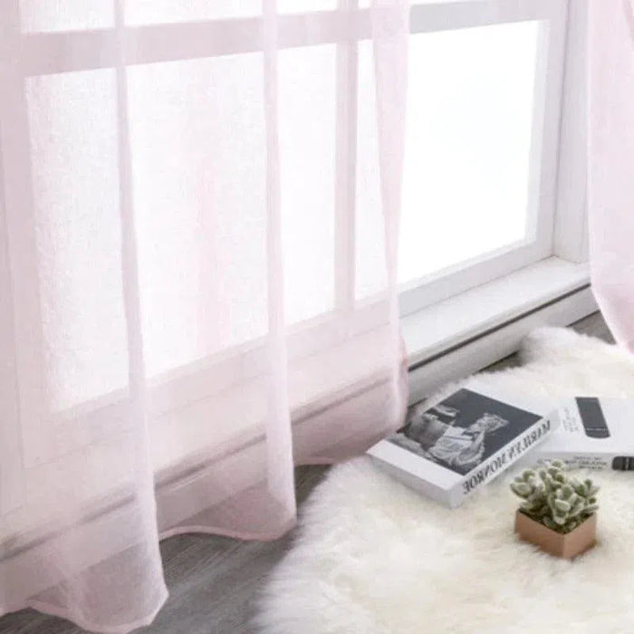 Voilage rose pâle élégant pour fenêtre, ajoutant une touche de douceur et de luminosité à la décoration intérieure. Parfait pour créer une ambiance chaleureuse et accueillante dans le salon ou la chambre. Accessoire idéal pour filtrer subtilement la lumière tout en préservant l'intimité.