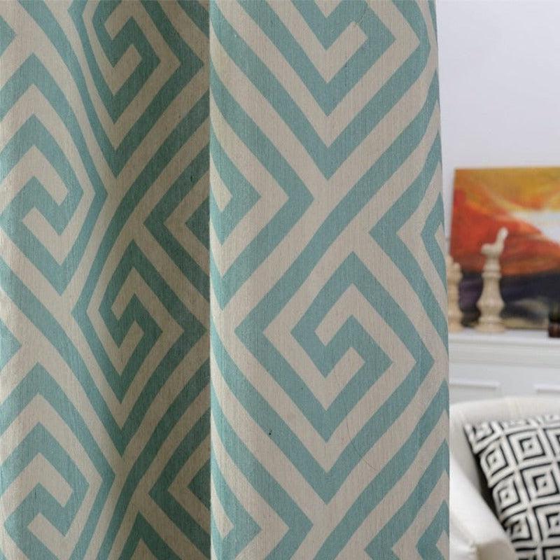 Rideau élégant à motif géométrique bleu et blanc, idéal pour apporter une touche moderne et sophistiquée à votre intérieur. Sa conception innovante ajoute une dimension artistique à toute pièce, rendant votre espace à la fois accueillant et chic. Parfait pour le salon ou la chambre, ce rideau transforme l'atmosphère avec style et originalité.