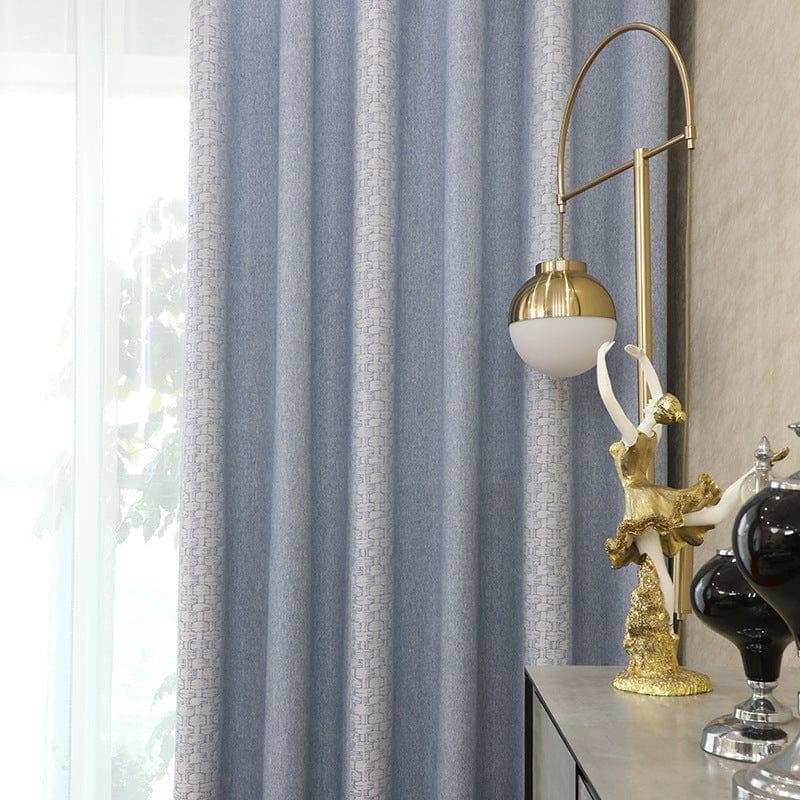 Rideau élégant bleu clair avec motif géométrique subtil, parfait pour ajouter une touche contemporaine à votre intérieur. Décoré à côté d'une lampe moderne à socle doré et d'une sculpture artistique, il crée une ambiance chic et sophistiquée dans le salon. Parfait pour sublimer votre espace de vie avec style et élégance.