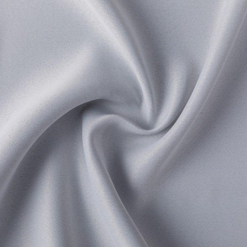 Image d'un tissu de rideau en satin gris, montrant une texture lisse et élégante. Idéal pour des rideaux modernes, ce tissu apporte une touche sophistiquée à toute décoration d'intérieur. Parfait pour les salons, chambres ou espaces professionnels.
