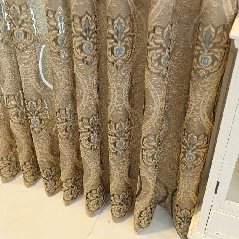 Rideau élégant avec motifs floraux brodés, idéal pour apporter une touche raffinée et chaleureuse à votre salon. Ornementations sophistiquées en relief, parfaites pour sublimer la décoration intérieure de votre maison.