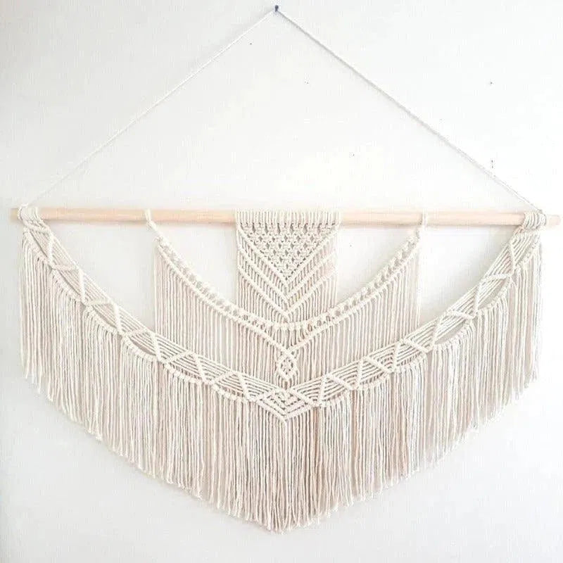 Décoration murale moderne en macramé avec des motifs géométriques, idéale pour ajouter une touche bohème chic à votre intérieur. Cette pièce artistique est parfaite pour embellir un salon ou une chambre à coucher, créant une ambiance chaleureuse et accueillante. Facile à accrocher, c’est l’accessoire de déco tendance pour personnaliser votre espace de vie.
