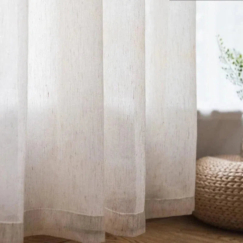 Rideaux élégants et modernes blancs suspendus dans un salon lumineux, ajoutant une touche de sophistication et d'intimité à la décoration intérieure.