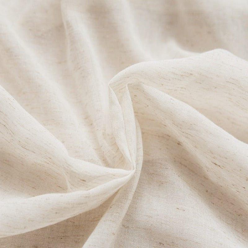 Texture légère et douce d'une étoffe blanche, idéale pour la confection de vêtements estivaux ou décoration intérieure, offrant élégance et confort pour un style classique et raffiné.