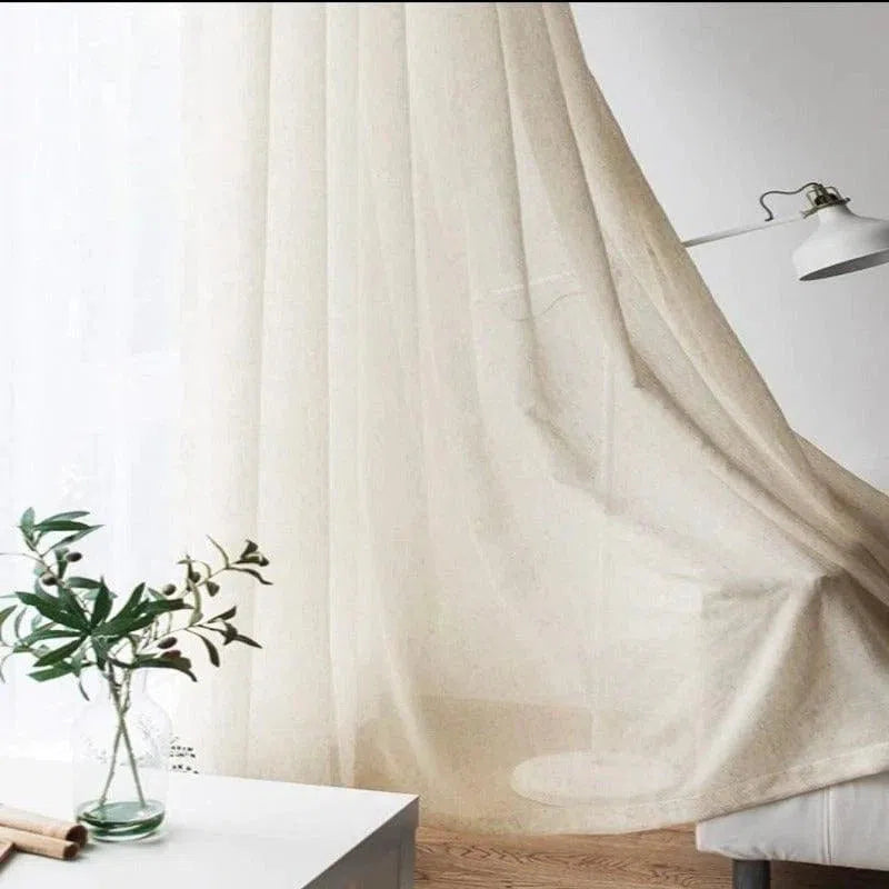 Rideau élégant beige pour salon moderne, apportant luminosité et douceur à votre intérieur avec un style raffiné. Accessoire de décoration idéal pour une ambiance chaleureuse et accueillante. Parfait pour embellir votre espace de vie.