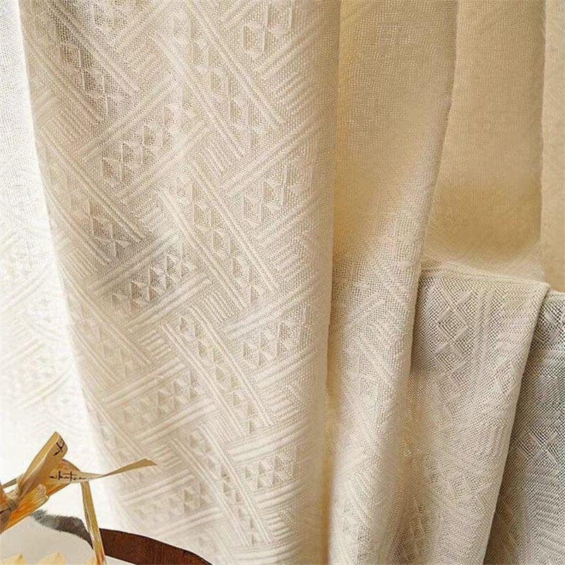 Rideau beige avec motifs géométriques, idéal pour une décoration intérieure moderne et élégante. Ce tissu texturé ajoute une touche de sophistication à votre salon ou chambre, en filtrant la lumière pour créer une ambiance chaleureuse. Parfait pour apporter une note de style sobre et raffinée à votre espace de vie.