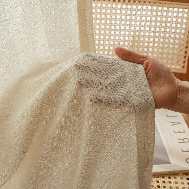 Rideau de décoration intérieure élégant et translucide avec un motif délicat, parfait pour ajouter une touche sophistiquée à n'importe quelle pièce. Idéal pour tamiser la lumière tout en conservant une ambiance chaleureuse. Accessoire de maison essentiel pour une atmosphère accueillante et élégante.