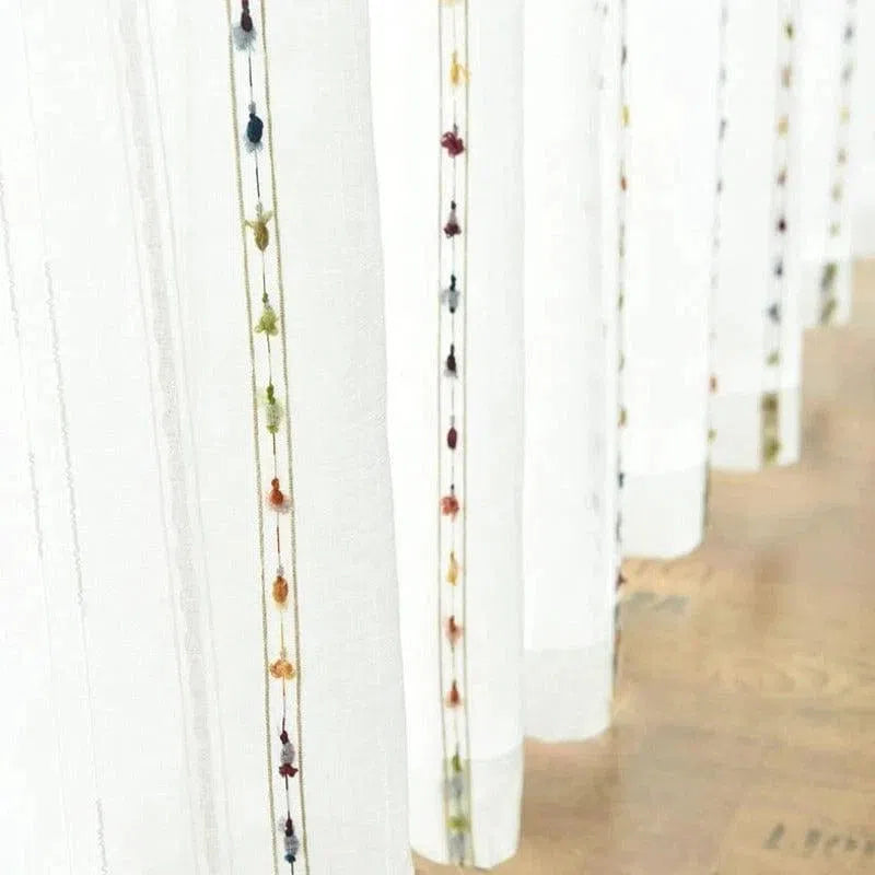 Rideaux blancs modernes avec détails colorés suspendus, parfaits pour ajouter une touche élégante et lumineuse à votre intérieur. Idéal pour le salon, la chambre ou la salle à manger, ces rideaux apportent une ambiance chaleureuse et accueillante. Transformez votre espace avec ce design contemporain qui allie style et fonctionnalité.