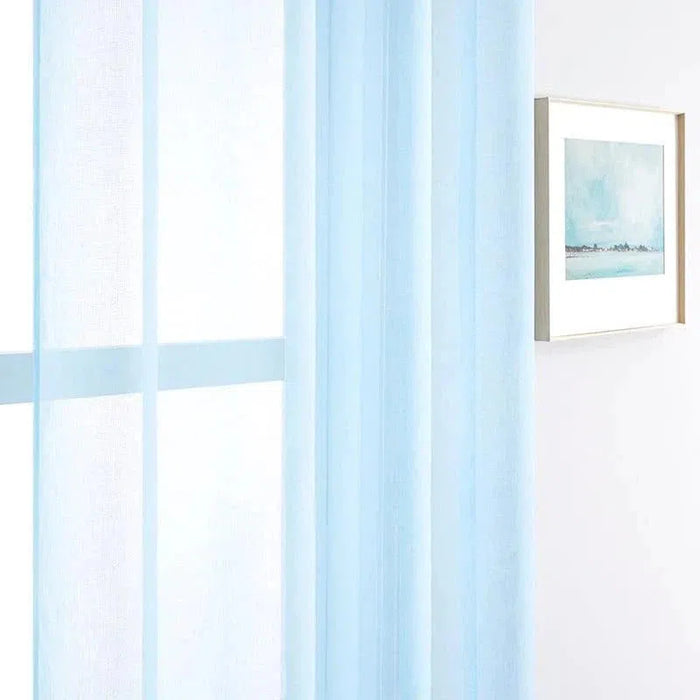 Voilage translucide bleu pastel pour une ambiance lumineuse et apaisante. Idéal pour décorer un salon ou une chambre tout en laissant passer la lumière naturelle. Complémente parfaitement une décoration moderne et épurée, tout en ajoutant une touche de couleur douce.