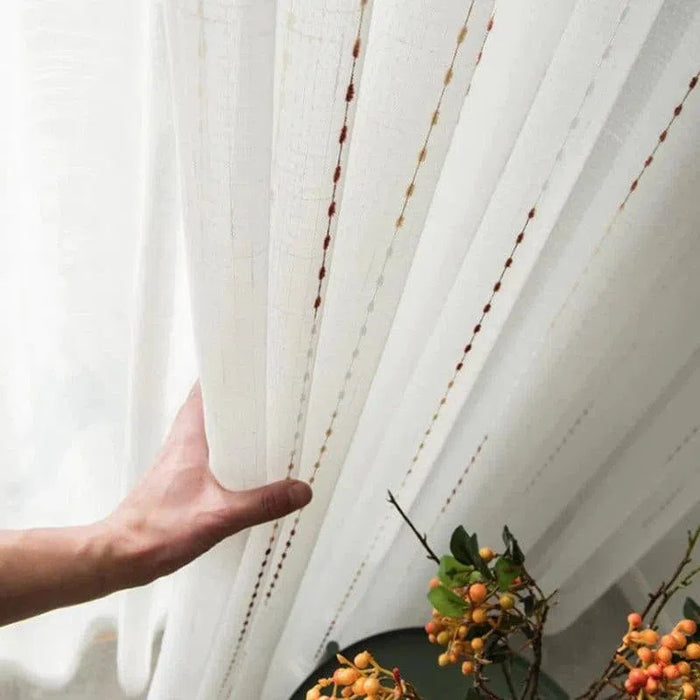 Rideau blanc élégant avec des broderies délicates, parfait pour ajouter une touche de raffinement à votre salon. Ce rideau moderne embellit la pièce tout en assurant une luminosité douce et chaleureuse. Transformez votre espace avec ce design épuré, idéal pour une décoration intérieure contemporaine.