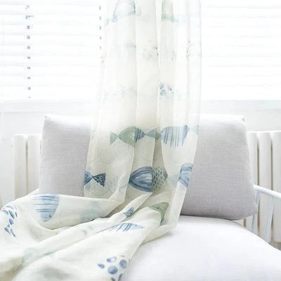 Rideau blanc avec motif de poissons bleus, idéal pour une décoration marine. Parfait pour ajouter une touche fraîche et apaisante dans un salon ou une chambre. Ce rideau lumineux s'intègre harmonieusement dans un intérieur moderne et épuré, apportant douceur et ambiance sereine. Idéal pour filtrer la lumière tout en préservant l'intimité.