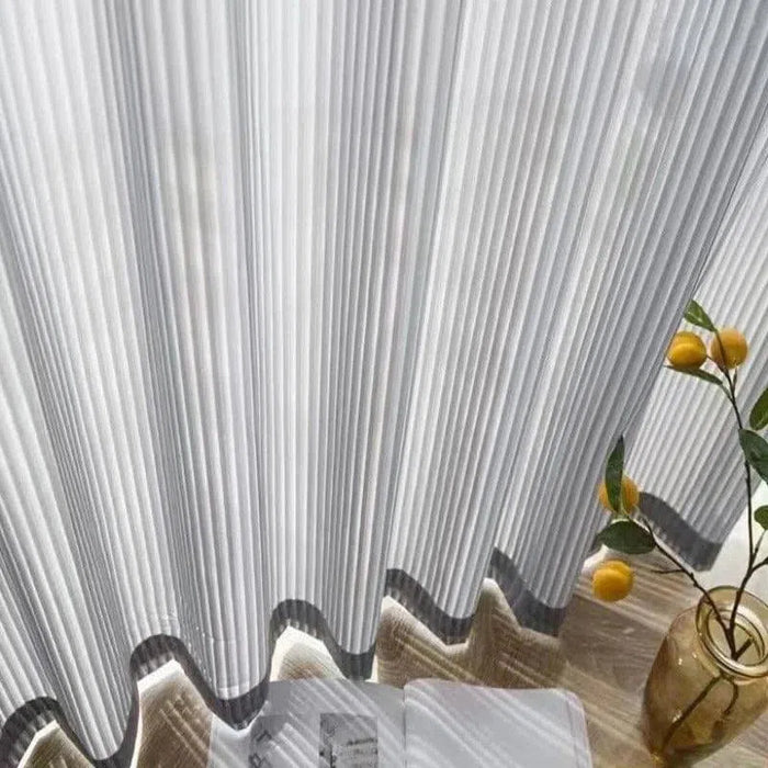 Rideaux plissés blancs élégants pour intérieur moderne, ajoutent une touche de sophistication à n'importe quelle pièce, tout en contrôlant efficacement la lumière naturelle. Idéals pour salon, chambre ou bureau, ces rideaux créent une ambiance chaleureuse et accueillante. Décoration contemporaine et minimaliste.