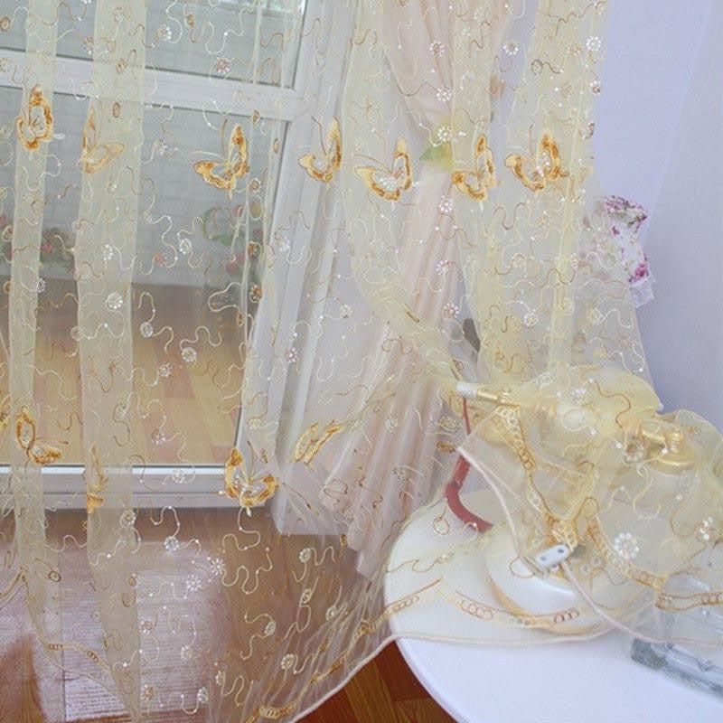 Rideaux décoratifs élégants avec motifs papillon pour fenêtres, ajoutant une touche de charme et de délicatesse à votre intérieur. Idéal pour filtrer la lumière tout en embellissant les espaces de vie avec une note artistique et raffinée. Parfait pour le salon, la chambre à coucher ou toute autre pièce nécessitant une ambiance chaleureuse et esthétique.