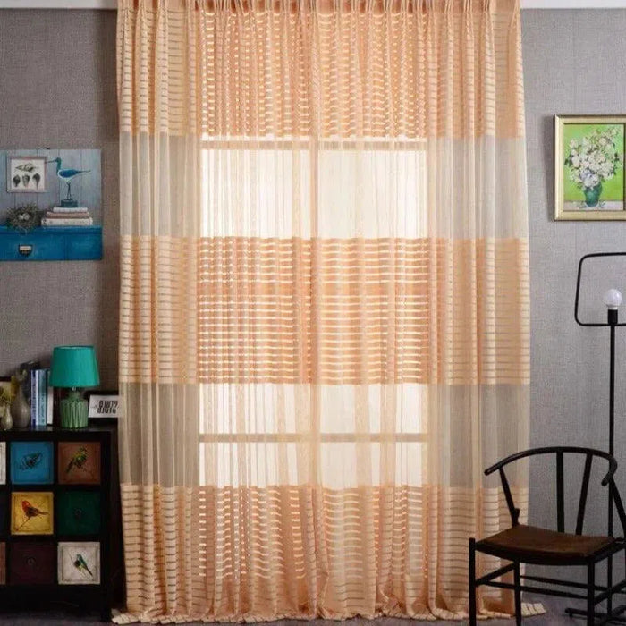 Rideaux élégants à rayures pour salon, ajoutant une touche de raffinement à votre décoration intérieure. Idéal pour filtrer la lumière tout en offrant de l'intimité, ces rideaux créent une ambiance chaleureuse et accueillante. Accessoire parfait pour sublimer votre pièce.