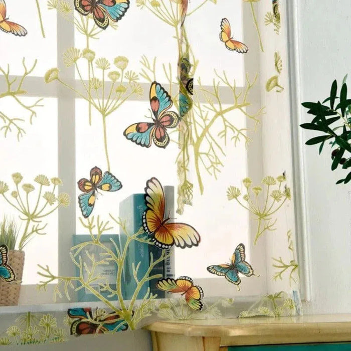 Rideau décoratif pour fenêtre avec motif papillon et plante, ajoutant une touche printanière et colorée à la décoration intérieure. Idéal pour illuminer et égayer une pièce avec élégance et style. Solution parfaite pour créer une ambiance naturelle et apaisante dans la maison.