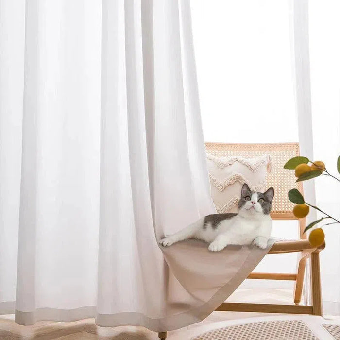 Rideaux élégants pour salon moderne avec chat confortable dans un intérieur lumineux. Créez une ambiance chaleureuse et accueillante grâce à ces rideaux au design épuré, parfaits pour apporter une touche de douceur à votre espace de vie.