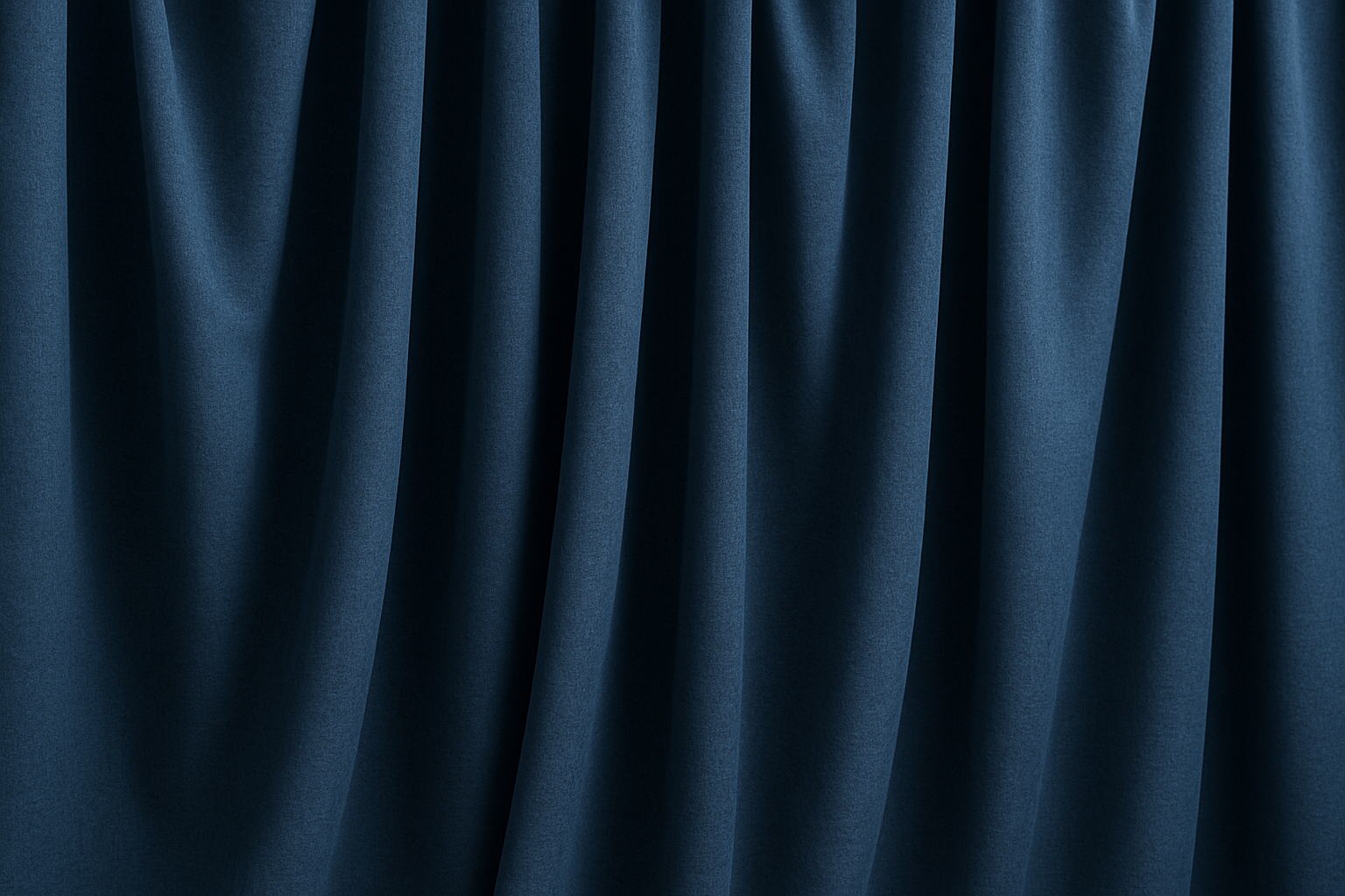 Rideaux occultants bleu foncé légèrement froissés, suspendus en plis souples, illustrant leur texture épaisse et leur tombé naturel dans un intérieur sobre.