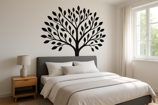 Sticker mural arbre noir derrière tête de lit blanc dans chambre moderne avec lumière naturelle