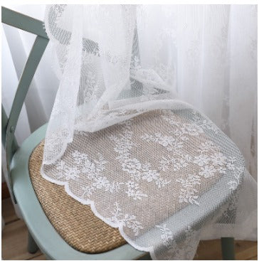 Rideau blanc vintage en dentelle sur une chaise