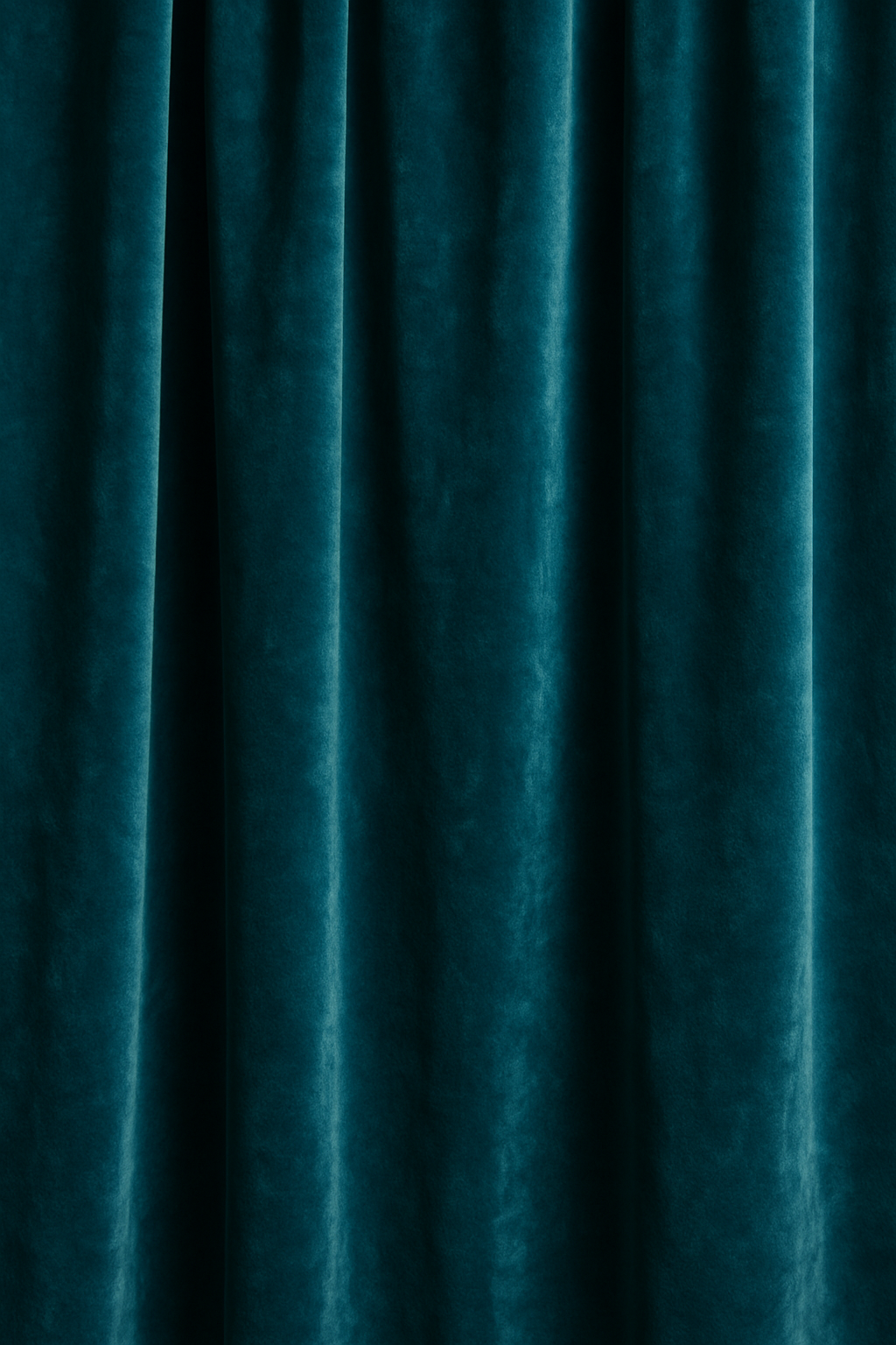 Rideau en velours bleu canard, aux plis élégants et à la texture douce, apportant une touche chaleureuse et raffinée à la décoration intérieure.