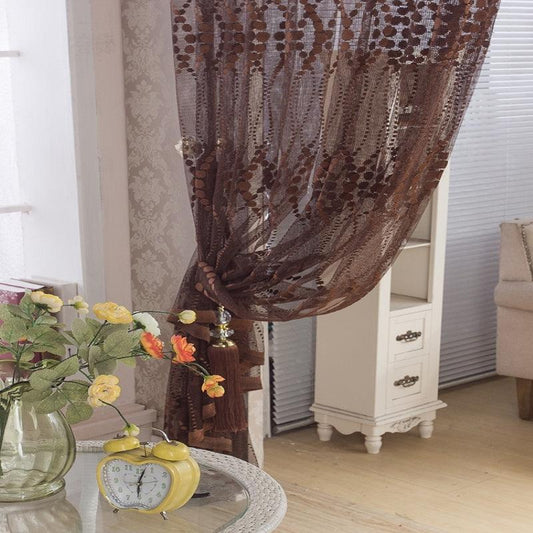 Un voilage moderne aux lignes épurées, apportant une touche de fraîcheur et de légèreté à votre intérieur.