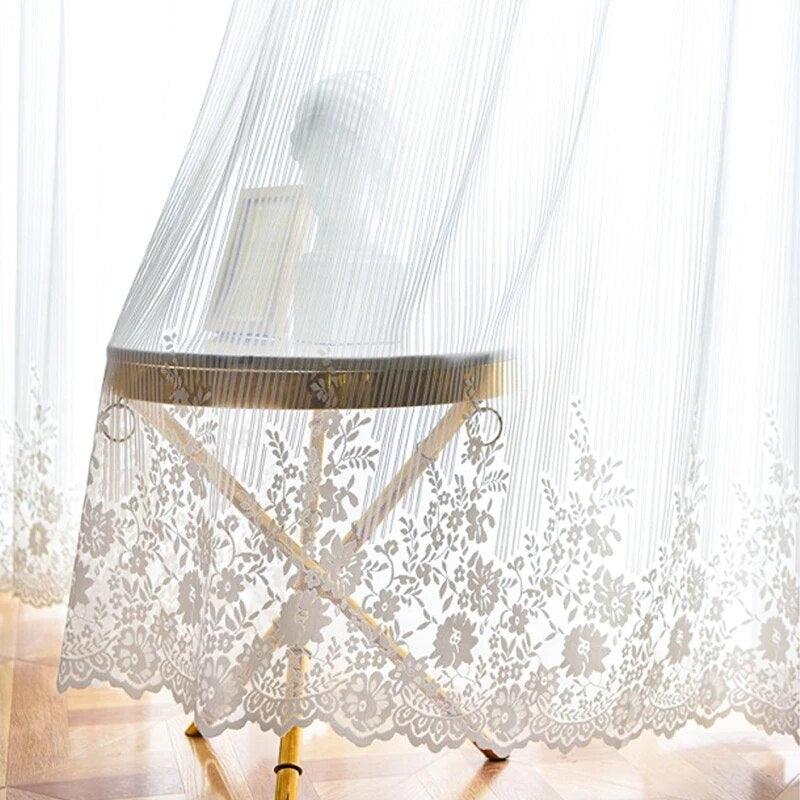 Voilage Dentelle : Légèreté aérienne et délicatesse florale pour une touche raffinée et romantique à vos fenêtres.