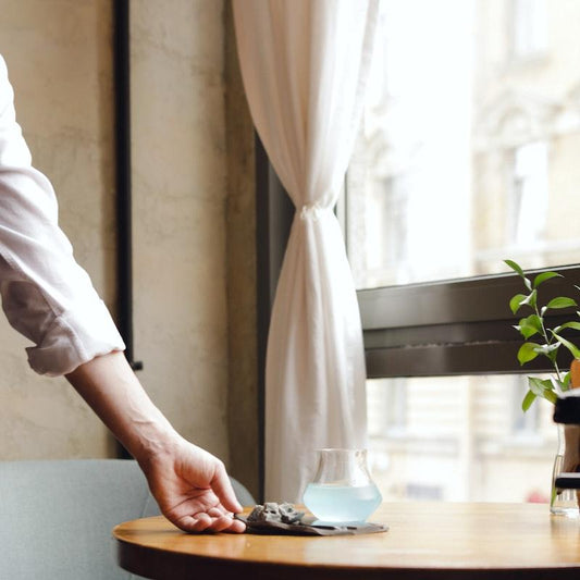 Des voilages légers et aériens pour une cuisine lumineuse et chaleureuse.