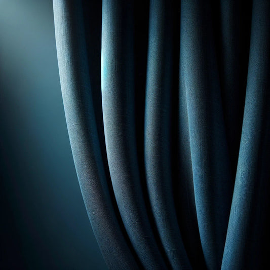 Des rideaux opaques, épais et foncés, bloquant efficacement la lumière extérieure pour créer une ambiance intime et chaleureuse dans une pièce.