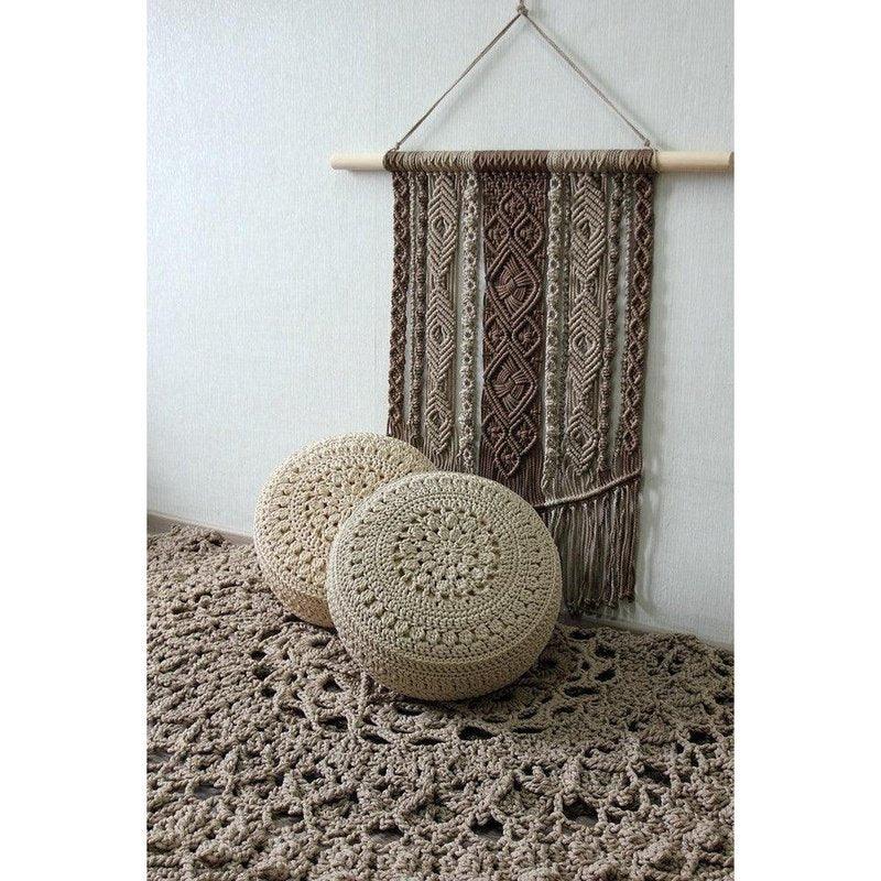 Artisanat délicat et moderne, le macramé allie finesse et élégance pour une touche bohème dans votre décoration intérieure.