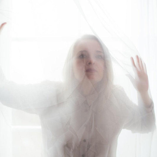 Des voilages blancs, légers et transparents, apportant une touche d'élégance et de luminosité à votre intérieur.
