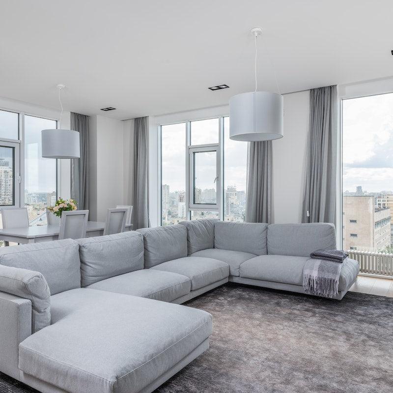 Un rideau pour baie vitrée, élégant et fonctionnel, habille votre intérieur avec style et simplicité.