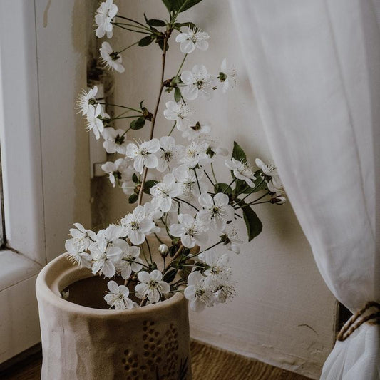 Un rideau bohème aux motifs ethniques et aux couleurs vives, apportant une touche d'exotisme et de chaleur à votre intérieur.