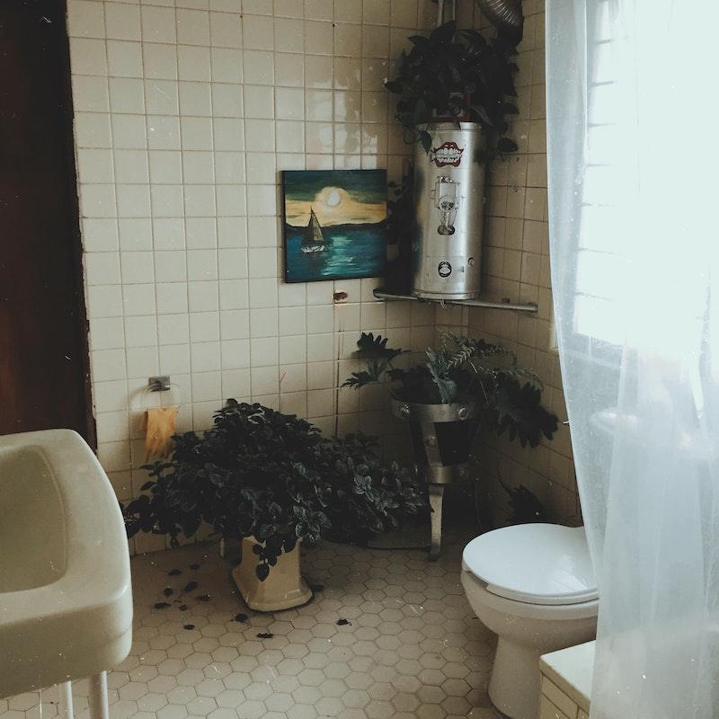 Un rideau de douche aux motifs géométriques modernes, apportant une touche élégante et contemporaine à votre salle de bain.